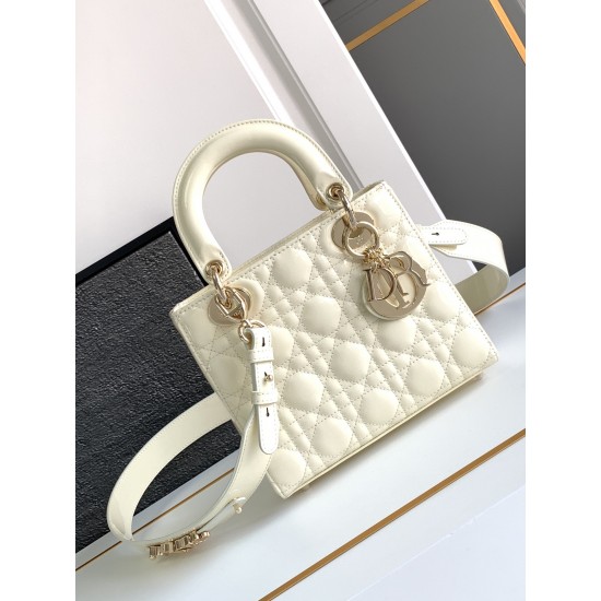 Dior Bags Top Quality 6604
size :20*17*9 CM Dior Bags Top Quality 6604
size :20*17*9 CM