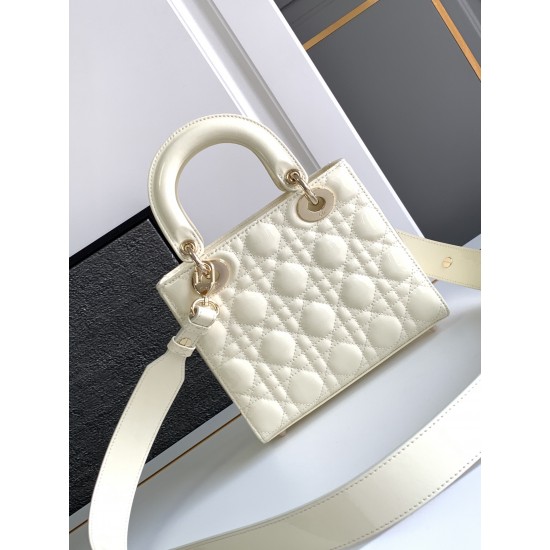 Dior Bags Top Quality 6604
size :20*17*9 CM Dior Bags Top Quality 6604
size :20*17*9 CM