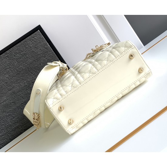 Dior Bags Top Quality 6604
size :20*17*9 CM Dior Bags Top Quality 6604
size :20*17*9 CM