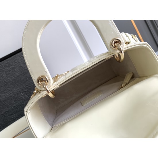 Dior Bags Top Quality 6604
size :20*17*9 CM Dior Bags Top Quality 6604
size :20*17*9 CM