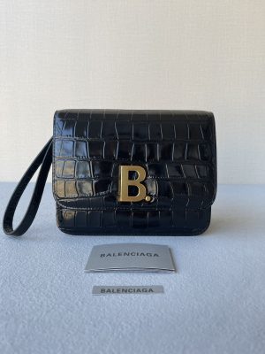𝗕𝗮𝗹𝗲𝗻𝗰𝗶𝗮𝗴a B bag square tofu bag! A glimpse of the grass of