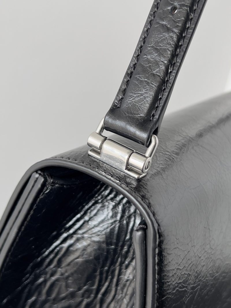 1300 Original Leather Balenciaga makes a strong debut with t - 图片 4